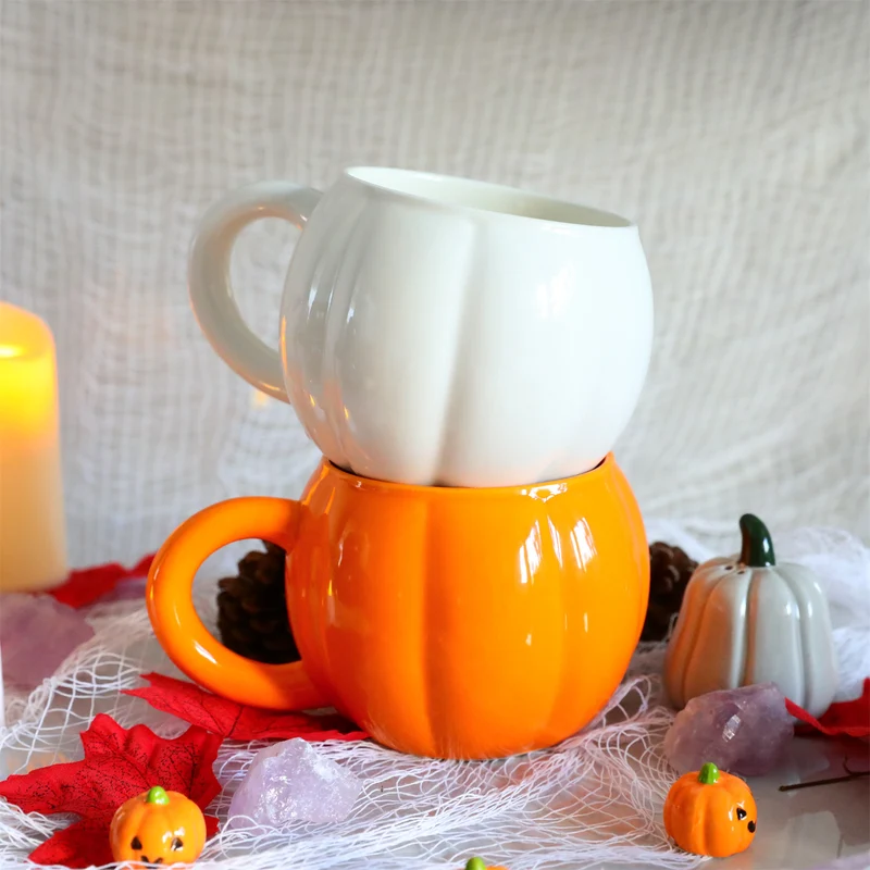 Keramikbecher mit ergonomischem Griff und geriffelter Ballonform