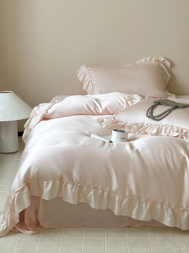 Satin-Bettgarnitur mit seidigem Finish, Volant-Besatz und extra weichem Griff