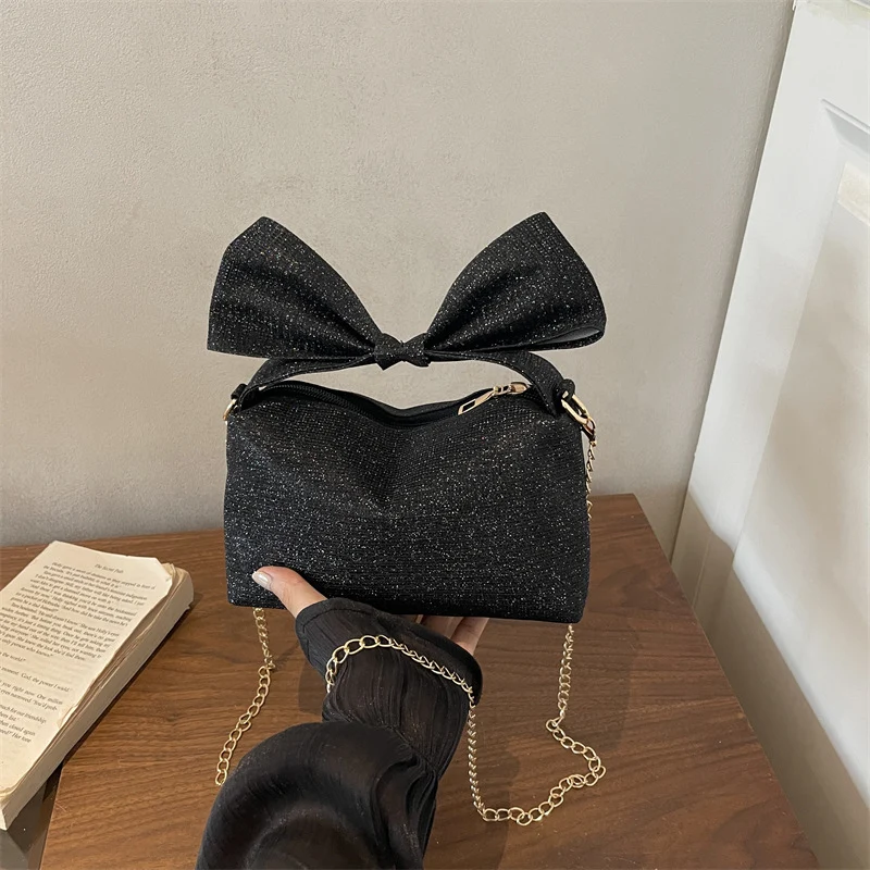 Bogen-accentuierte funkelnde Handtasche