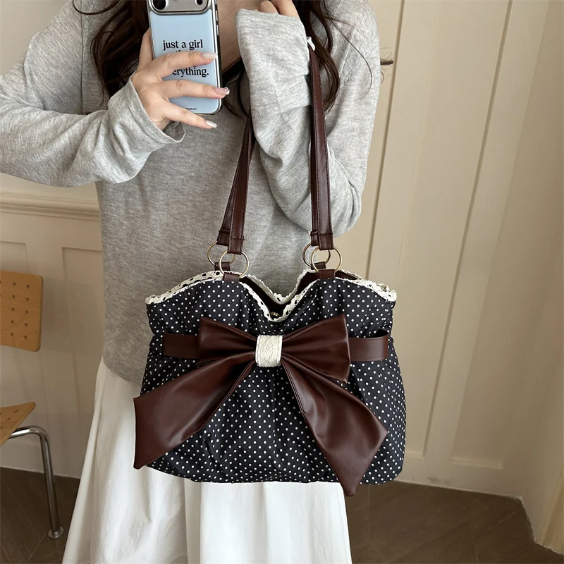 Bow-Accent Polka Dot Handtas