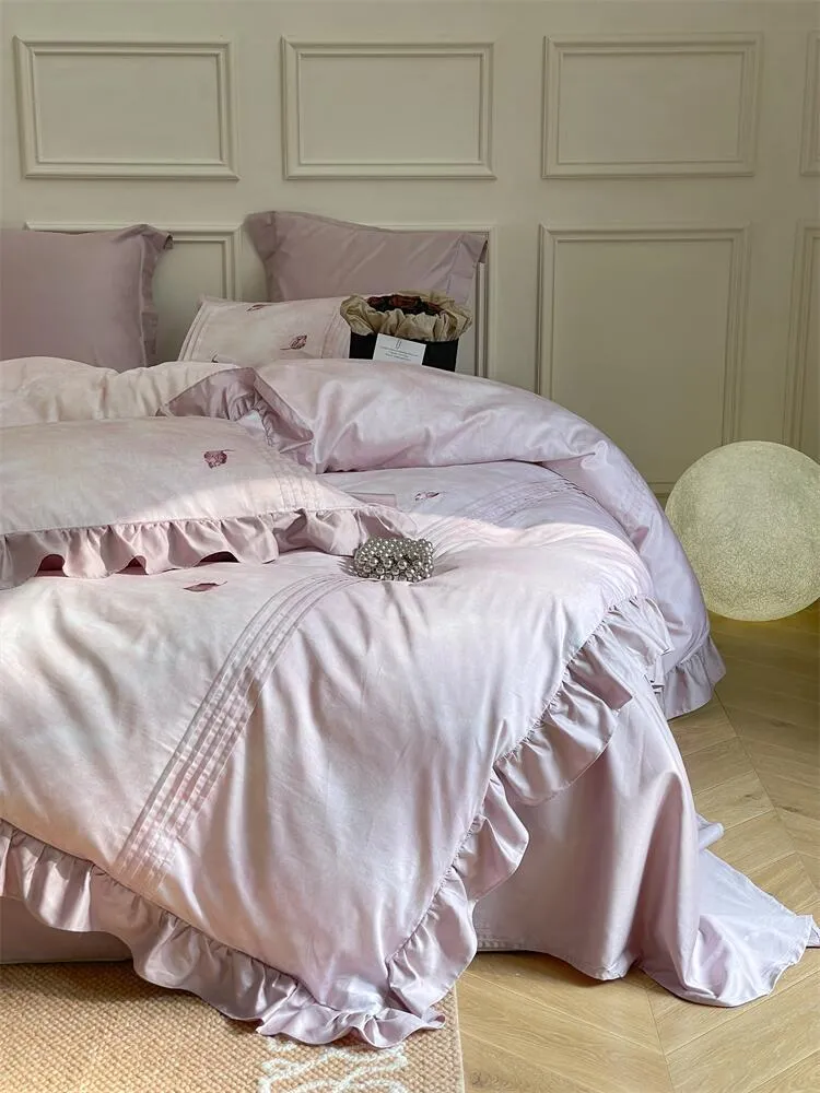 Baumwollsatin-Bettwäschegarnitur mit dezent bestickten Blättern und seidig-matter Oberfläche