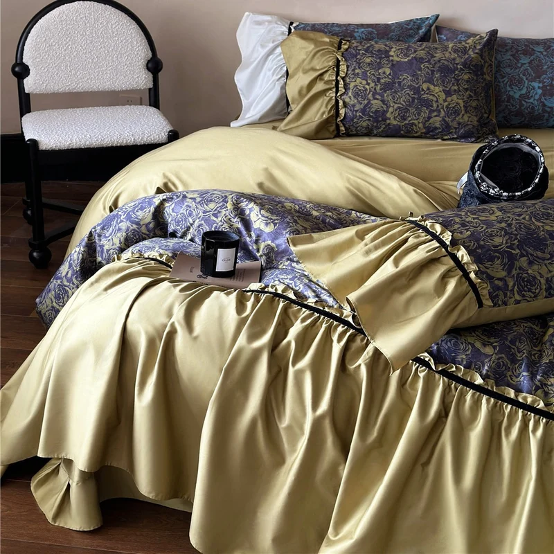 Wendbares Luxus-Bettwäscheset aus Baumwollsatin mit gerafftem Volant, floraler Jacquard-Innenseite und kontrastierender Samt-Paspel