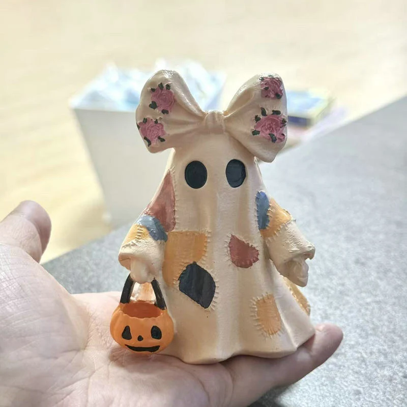 Keramik-Geisterfigur mit integrierter Beleuchtung und Kürbiskorb