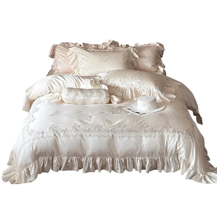 Luxuriöses Satin-Bettwäscheset mit feiner Blumenstickerei und Rüschen