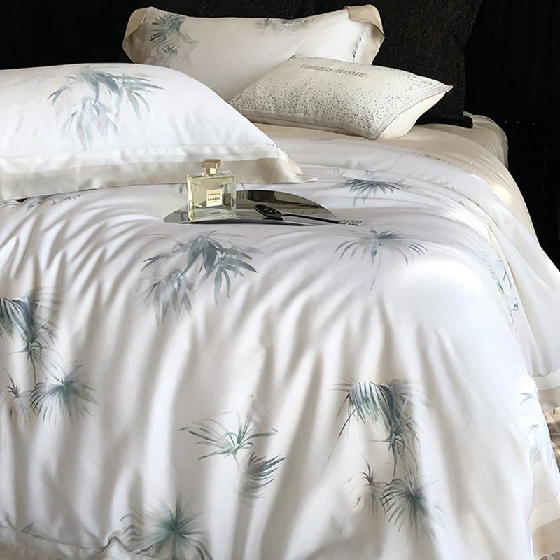 Luxuriöses Baumwollsatin-Bettwäsche-Set mit zartem Blattprint, kontrastiertem Saum und feiner Paspel