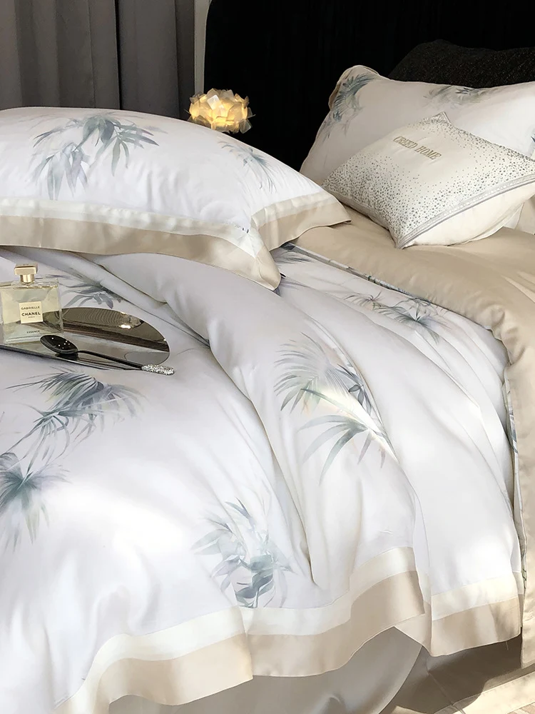 Luxuriöses Baumwollsatin-Bettwäsche-Set mit zartem Blattprint, kontrastiertem Saum und feiner Paspel