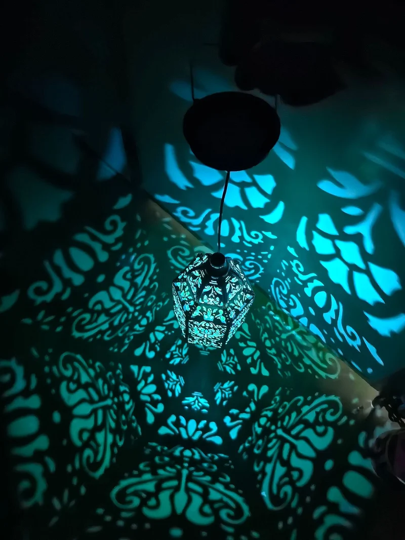 Verzierte Filigran-Hängeprojektionslampe mit verstellbarem Kabel und LED-kompatibler Fassung Skanto