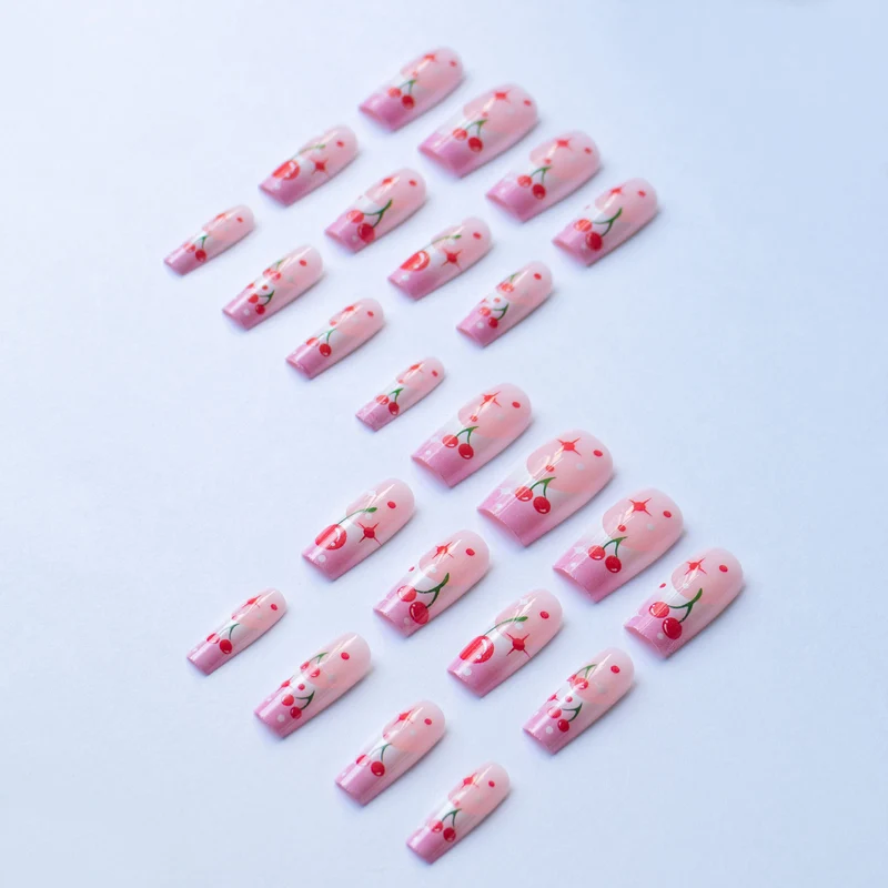 Künstlerische Kirschblüten-Nagelkunst