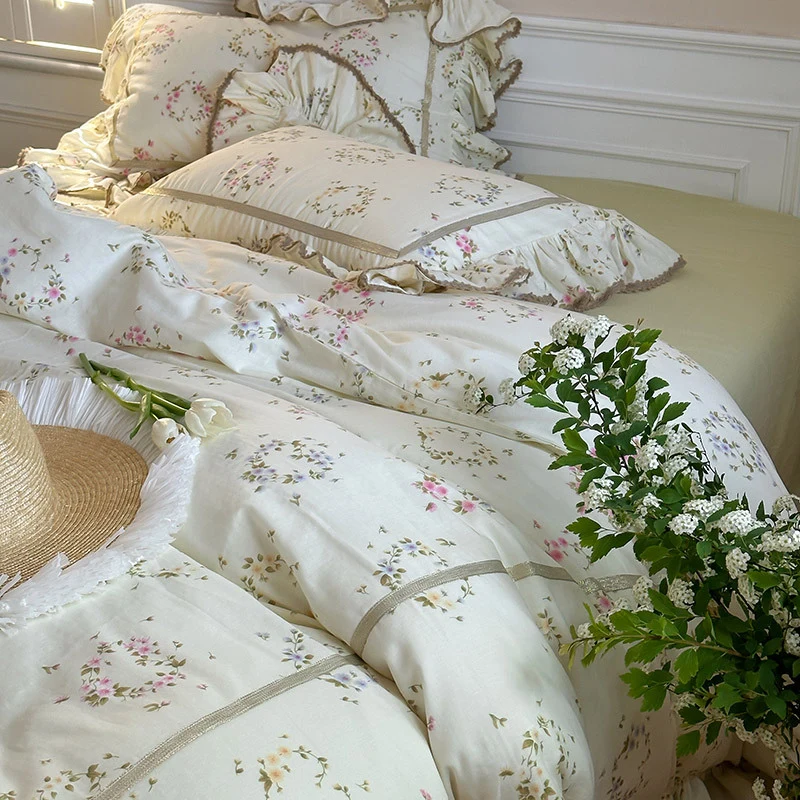Vintage-inspiriertes Baumwoll-Leinen-Bettwäsche-Set mit Aquarellblumenprint und Rüschendetails