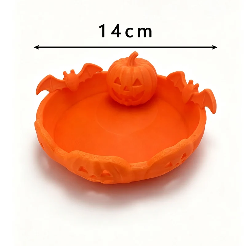 Halloween-Dekoschale mit geschnitztem Kürbis und Fledermaus-Applikation