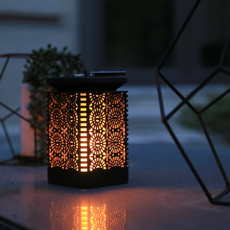 Dekorative solarbetriebene Metalllaterne mit filigranem Ausschnitt und flackerndem LED-Flammeneffekt Skanto