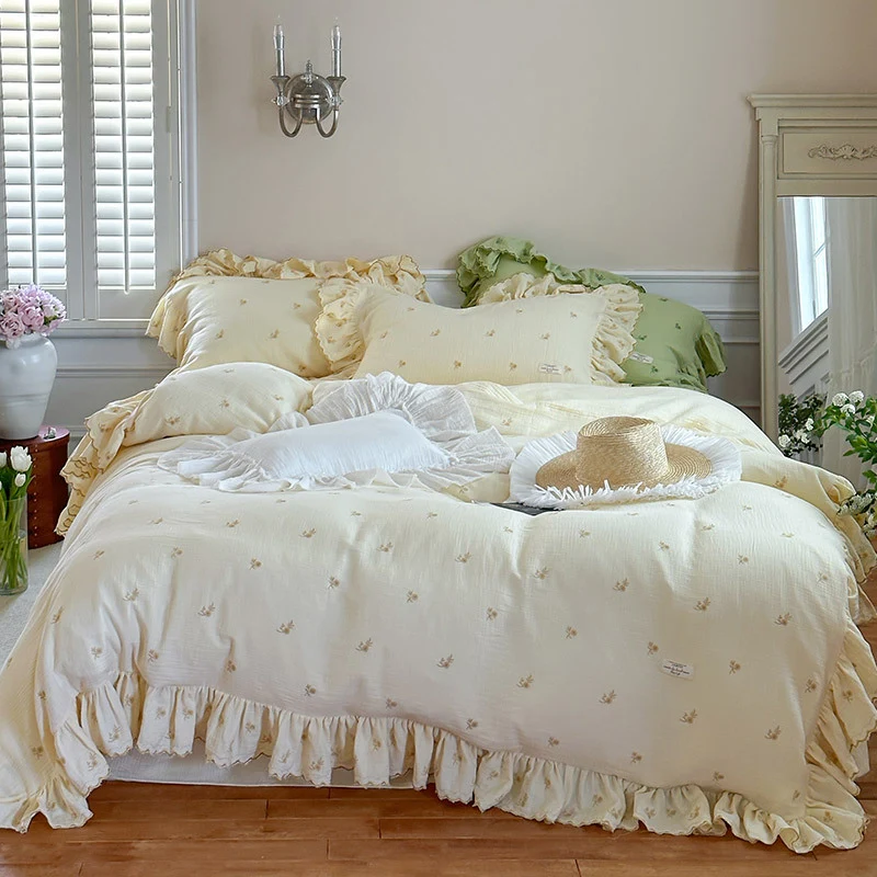 Vintage-inspirierte Bettgarnitur mit Volant und zarter Blumenstickerei