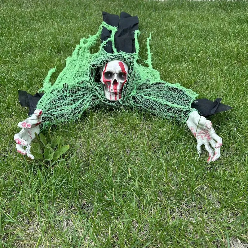 Gruselige kriechende Halloween-Dekofigur mit Schädel, blutigen Händen und zerrissener Netzstoffbespannung