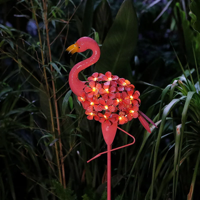 Dekorative Metall-Pfau-Gartenstecker-Skulptur mit integrierten LED-Lichterketten und wetterfestem Outdoor-Erdspieß Skanto