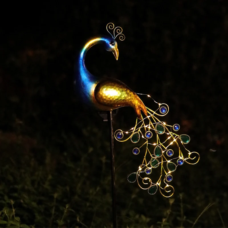 Dekorative Metall-Pfau-Gartenstecker-Skulptur mit integrierten LED-Lichterketten und wetterfestem Outdoor-Erdspieß Skanto