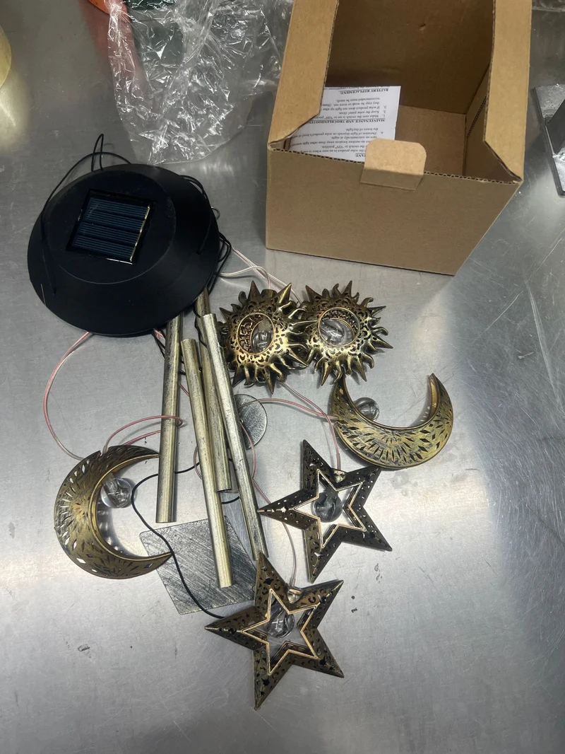 Dekoratives Hänge-Stern-Windspiel mit Messingsternen und Aluminiumröhrenglocken Skanto