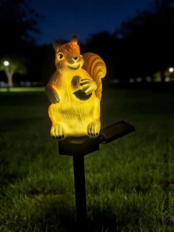 Niedliches Solar-Eichhörnchen Gartenstecker Licht mit integriertem Solarpanel und warmem LED-Glühen Skanto