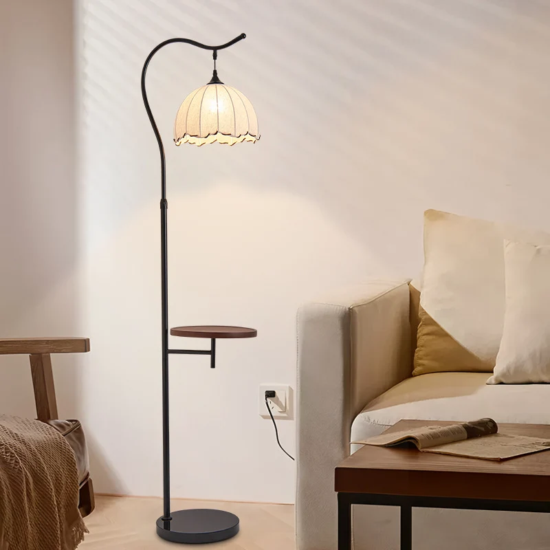 Moderne stilvolle Stehlampe mit Beistelltisch