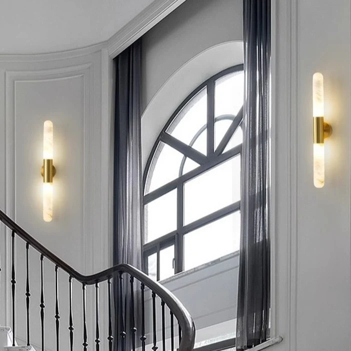 Moderne Marmor- und Messing-Wandleuchte
