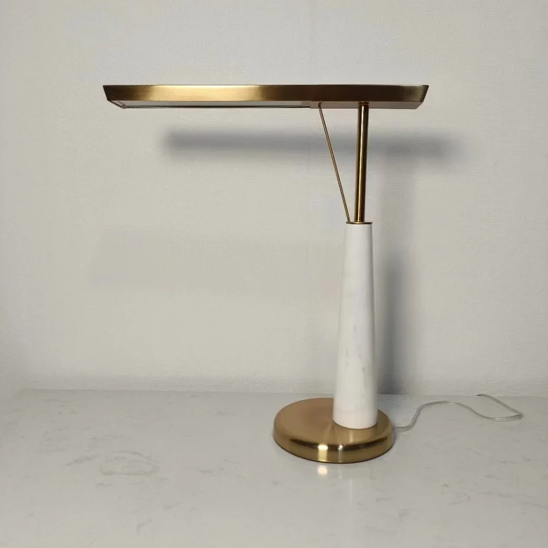 Moderne Marmor- und Messing-Tischlampe