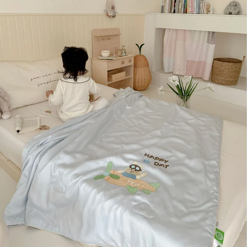 Kinder Komfort-Steppdecke mit süßer Hasenstickerei und seidigem Satinbezug
