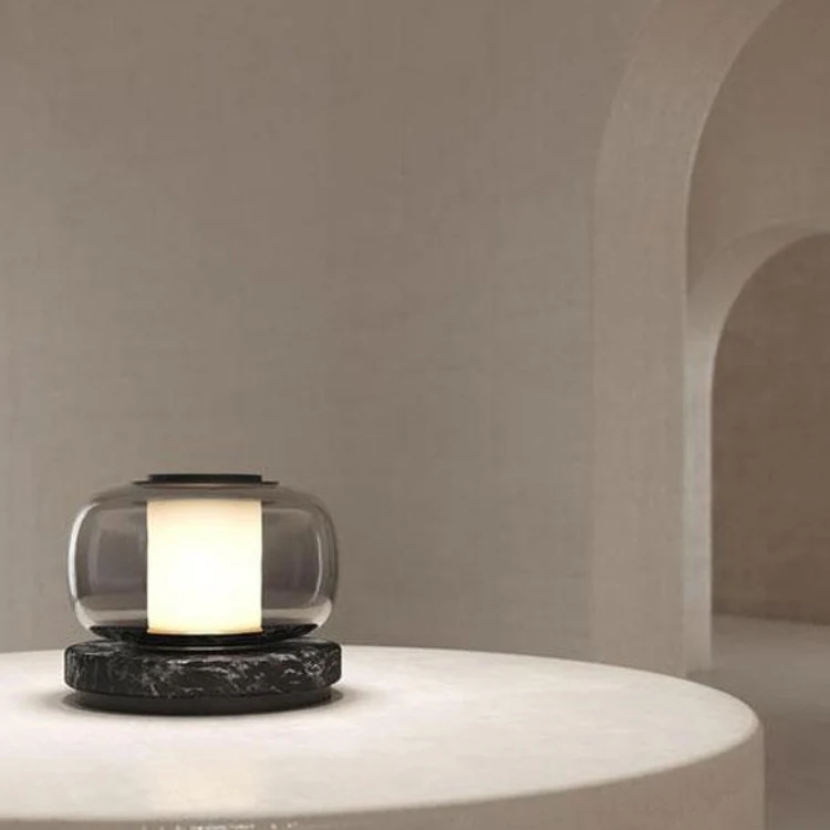 Moderne Glas- und Marmor-Tischlampe
