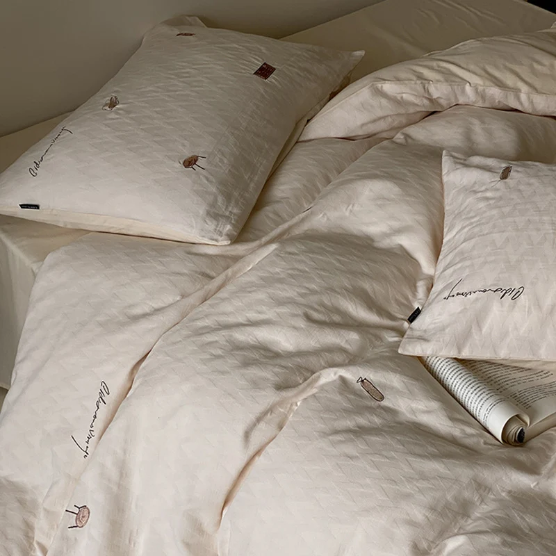 Gesteppte Bettgarnitur aus Bio-Baumwolle mit dezent bestickten Mini-Motiven