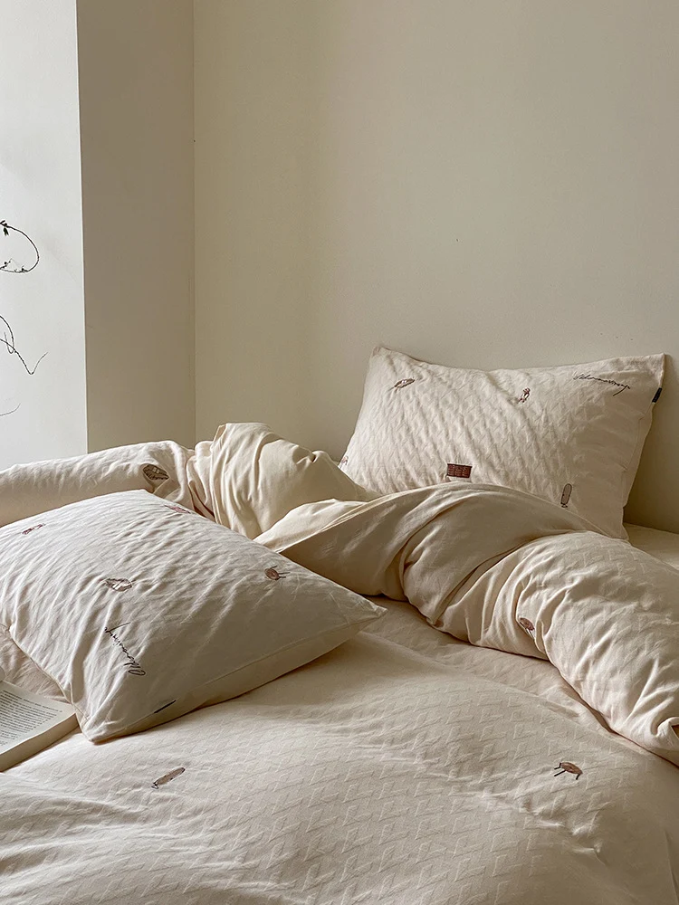 Gesteppte Bettgarnitur aus Bio-Baumwolle mit dezent bestickten Mini-Motiven