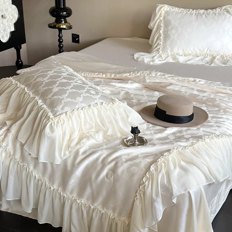 Elegantes Satin-Bettwäscheset mit großzügigem Rüschenvolant und Ton-in-Ton Jacquardmuster