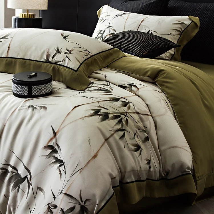 Elegante Bettwäsche-Garnitur aus Baumwollsatin mit floralem Aquarellprint, kontrastierender Paspel und Volant