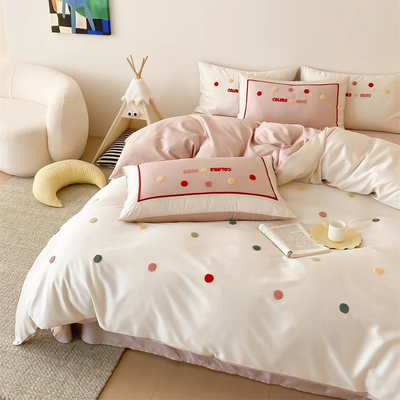 Bettwäsche-Set mit bestickten Polka-Dots aus Baumwollsatin, wendbarer Duvetbezug & dekorativen Kissen