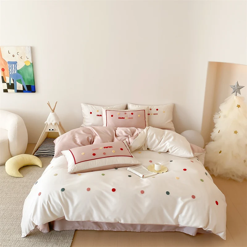 Bettwäsche-Set mit bestickten Polka-Dots aus Baumwollsatin, wendbarer Duvetbezug & dekorativen Kissen