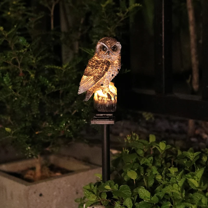 Realistische Eulen-Solar-Gartensteckerleuchte mit LED-Harzskulptur Skanto