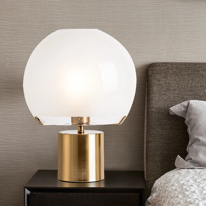 Moderne elegante Tischlampe mit goldenem Sockel