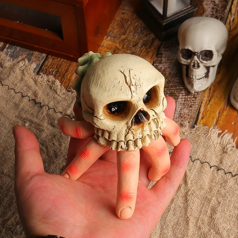 Detaillierte Halloween-Dekoskulptur Schädel mit greifender Hand