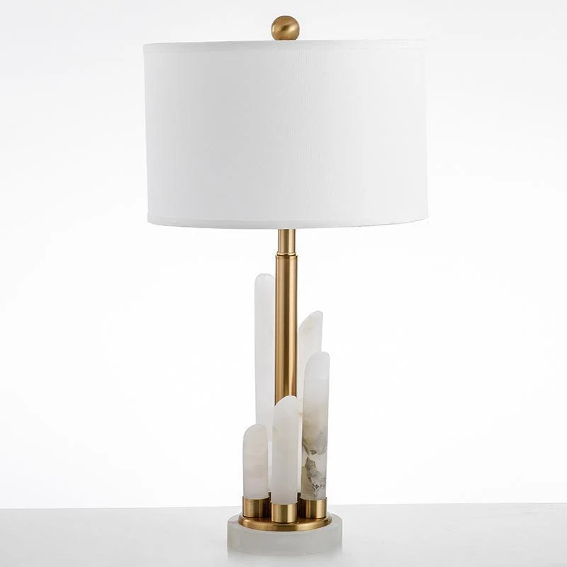 Moderne dekorative Tischlampe mit elegantem Steinfuß