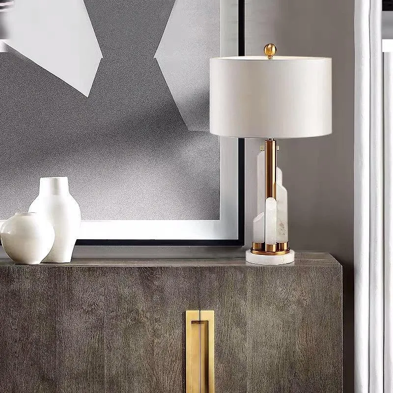 Moderne dekorative Tischlampe mit elegantem Steinfuß