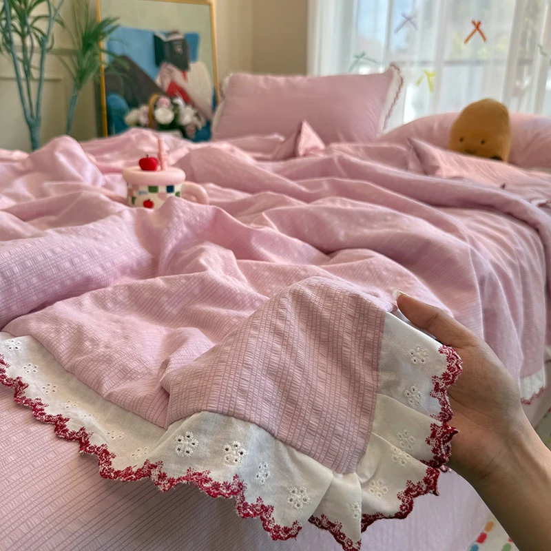 Tagesdecke für Damen mit eleganter Spitzenborte und feiner Baumwolloberfläche Skanto