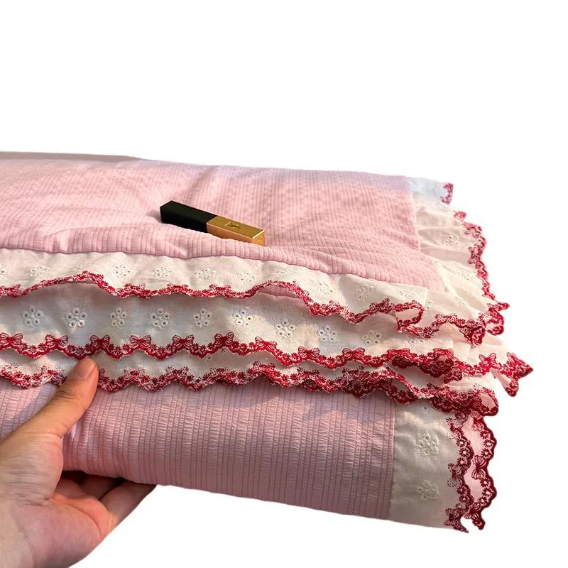 Tagesdecke für Damen mit eleganter Spitzenborte und feiner Baumwolloberfläche Skanto