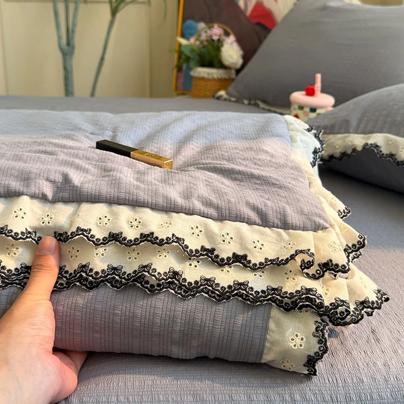 Tagesdecke für Damen mit eleganter Spitzenborte und feiner Baumwolloberfläche Skanto