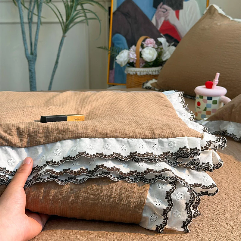Tagesdecke für Damen mit eleganter Spitzenborte und feiner Baumwolloberfläche Skanto