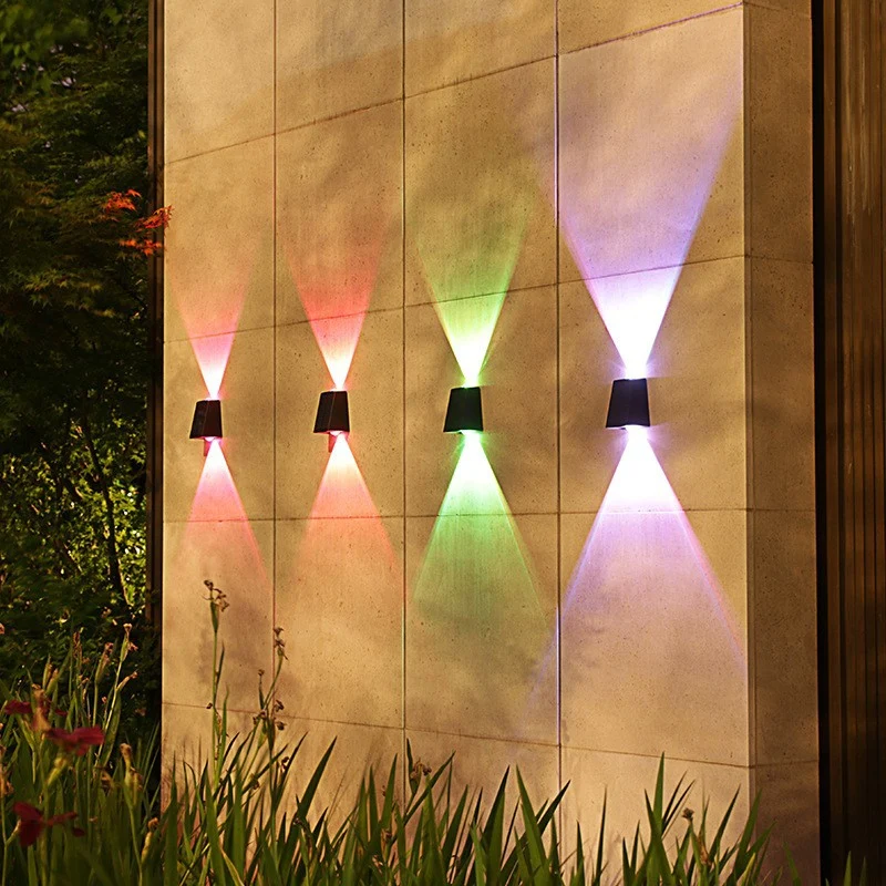 Skanto Abgewinkelte bidirektionale Solar-LED-Wandleuchte mit integriertem Photovoltaik-Panel und Prismenlinse Skanto