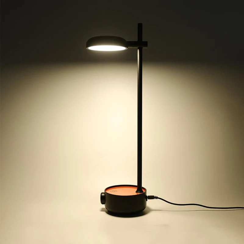 Moderne Schreibtischlampe mit einstellbarer Helligkeit