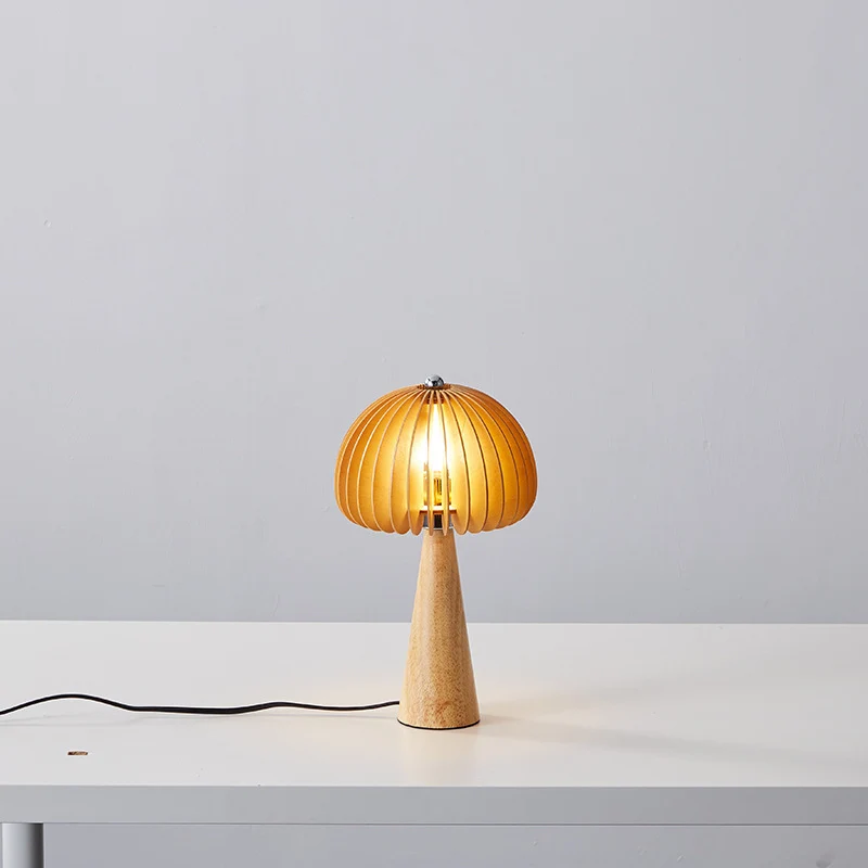 Moderne dekorative Tischlampe mit Holzfuß