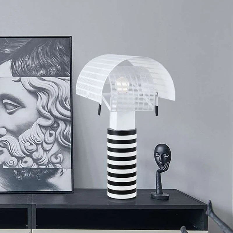 Moderne dekorative Tischlampe mit gestreiftem Fuß