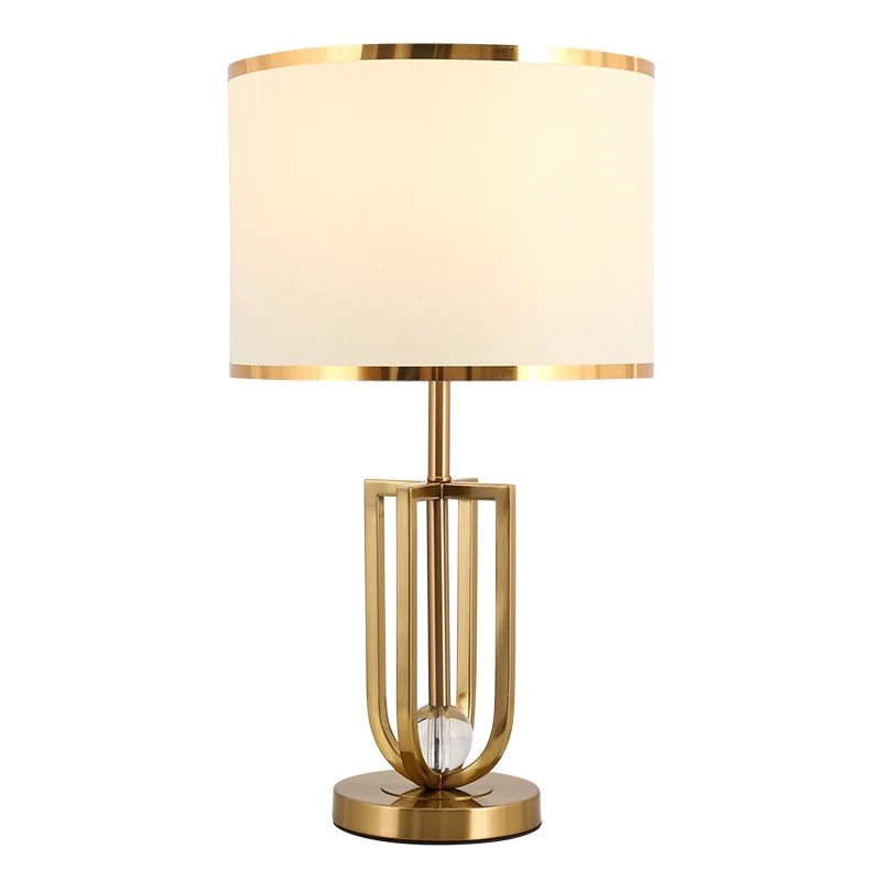 Moderne dekorative Tischlampe mit goldenen Akzenten