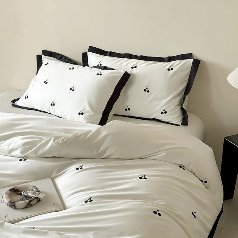 Luxuriöses Satin-Bettwäsche-Set mit Kirschstickerei und kontrastierter Einfassung