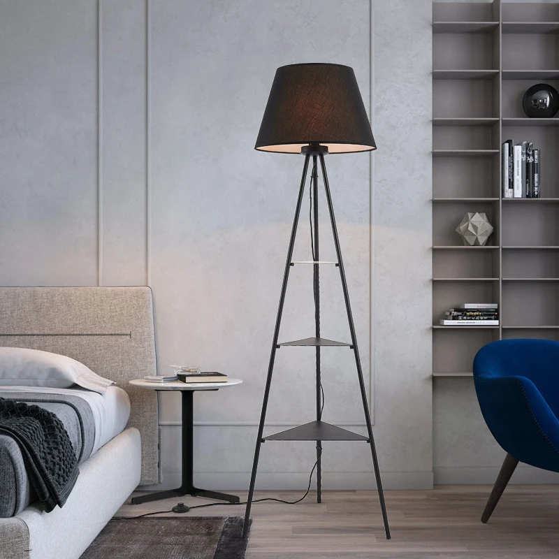 Dreieckige Stehlampe mit integrierten Regalen