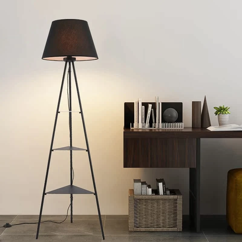 Dreieckige Stehlampe mit integrierten Regalen