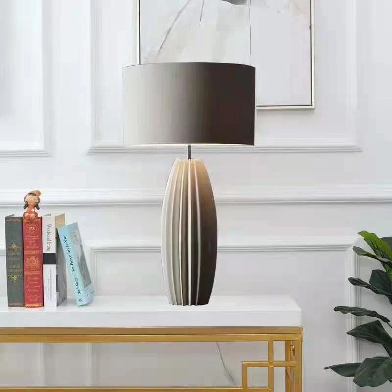 Texturierte skulpturale Tischlampe